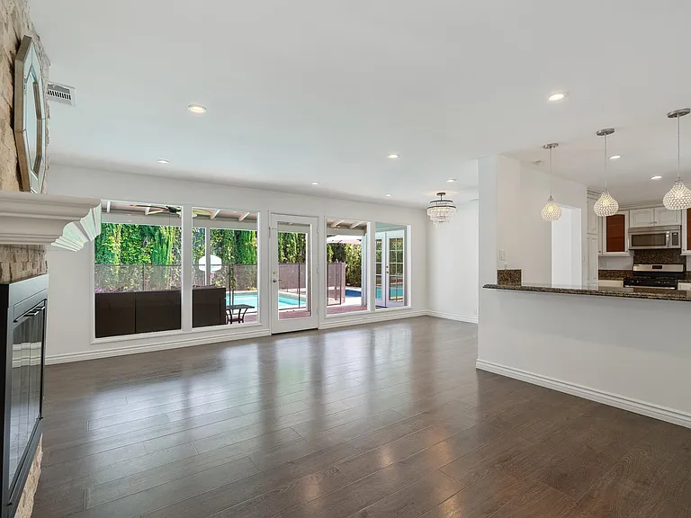 1030 Cynthia Ave — Photo 4
