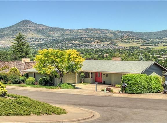 Built into the hillside, this home delights in panoramic views from Roxy Ann to Mt Ashland. Be sure to enjoy your deck for the Ashland fireworks on 4th of July!