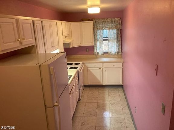 3rd image of 38 Bank St #3