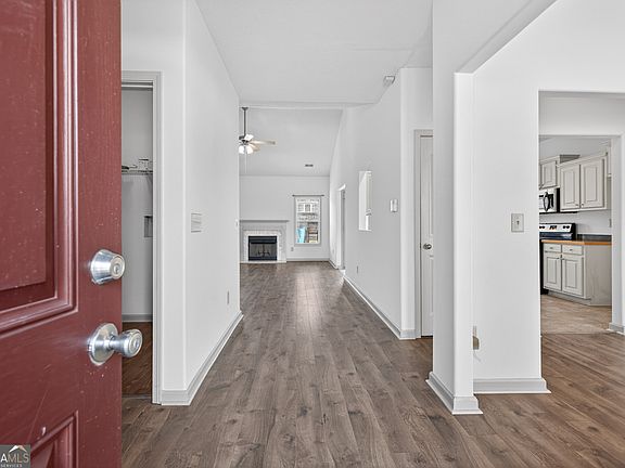 3rd image of 1412 Silvergate Way