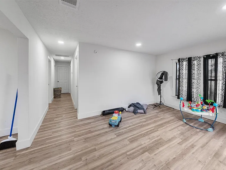 2633 W Main St #DPLX — Photo 9