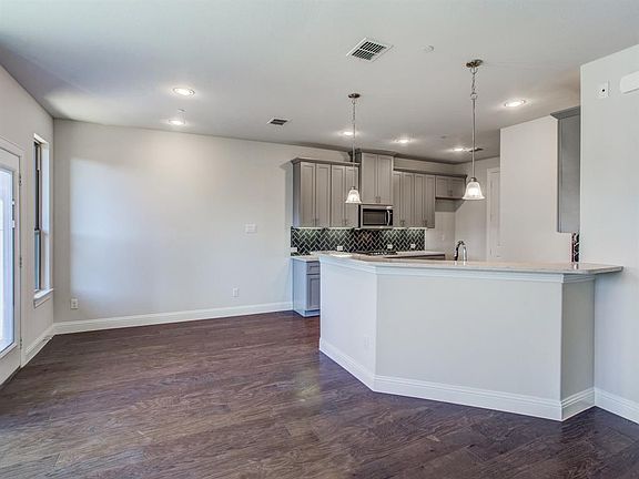 4th image of 3052 Galveston St