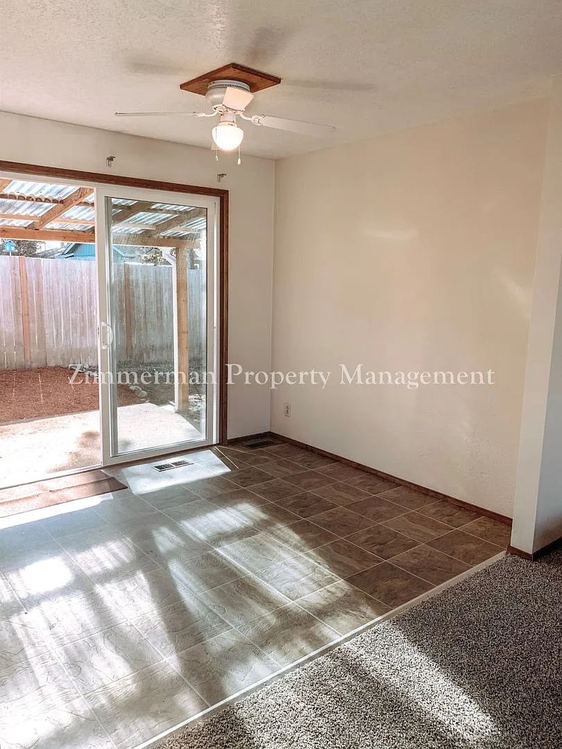 Adorable 2 Bedroom 1 Bath in Cottage Grove! — Photo 4