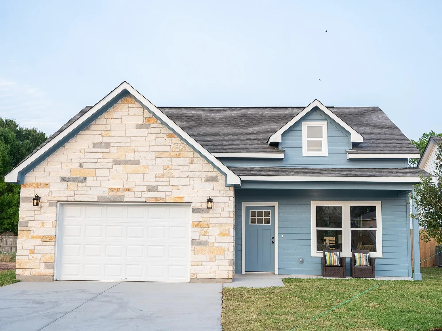3 bed, 2.0 bath, 1576 sqft, $2,100 — Photo 2