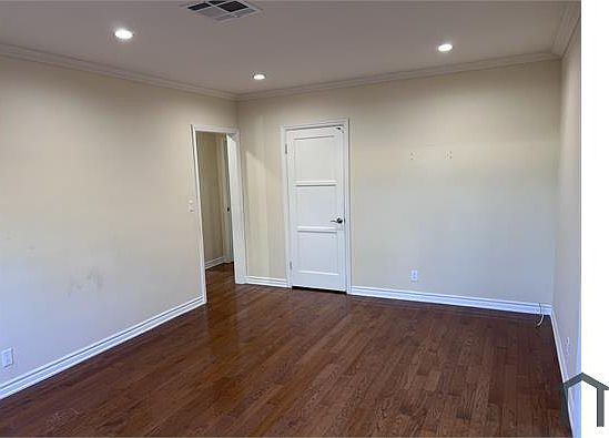 5th image of 10652 Camarillo St