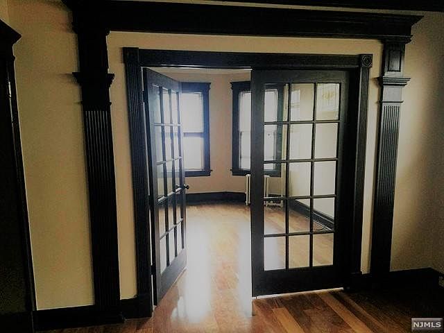 Living room convertible to a 3rd bedroom