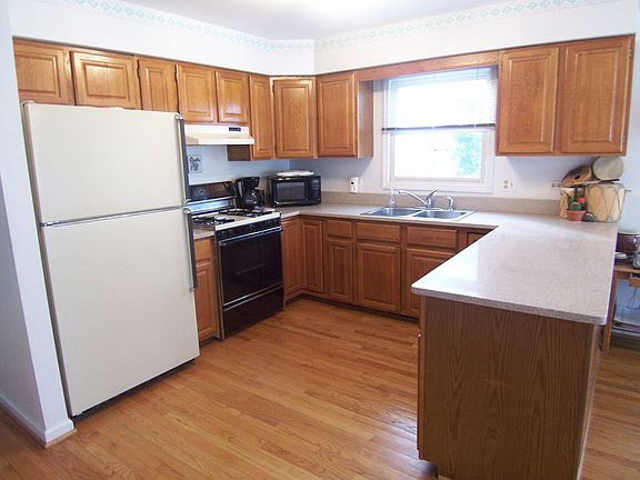 5th image of 300 Hillhurst Dr