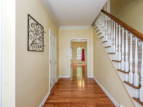 2nd image of 146 Oakview Dr