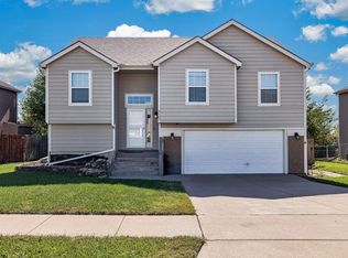 3107 Oakwood Dr, Junction City, KS 66441