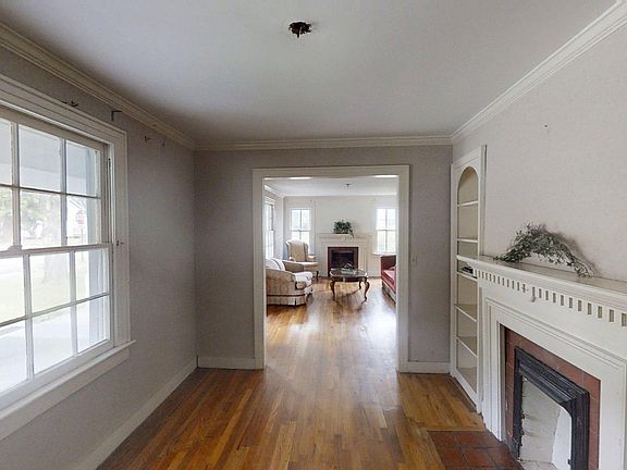 3rd image of 400 Lynn Ave