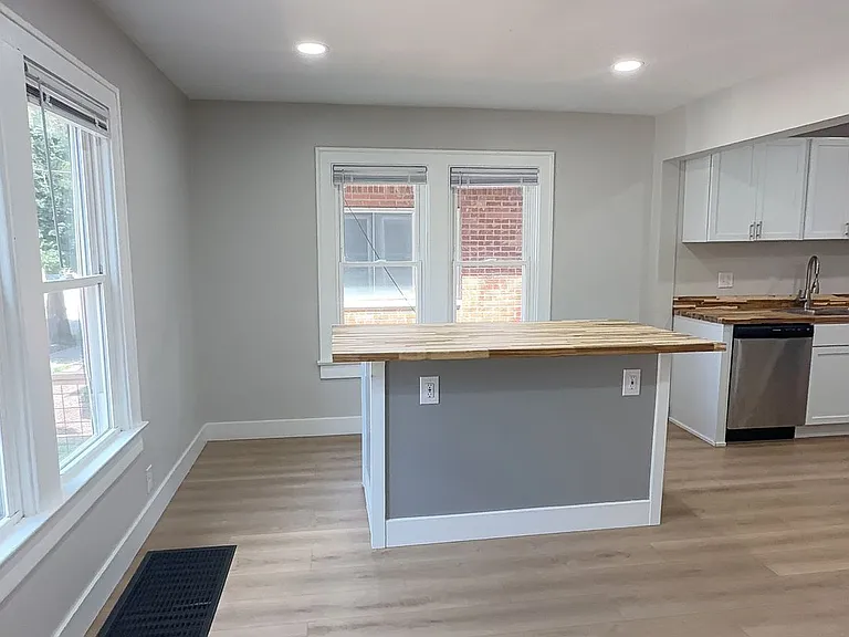 508 N Lincoln St — Photo 3