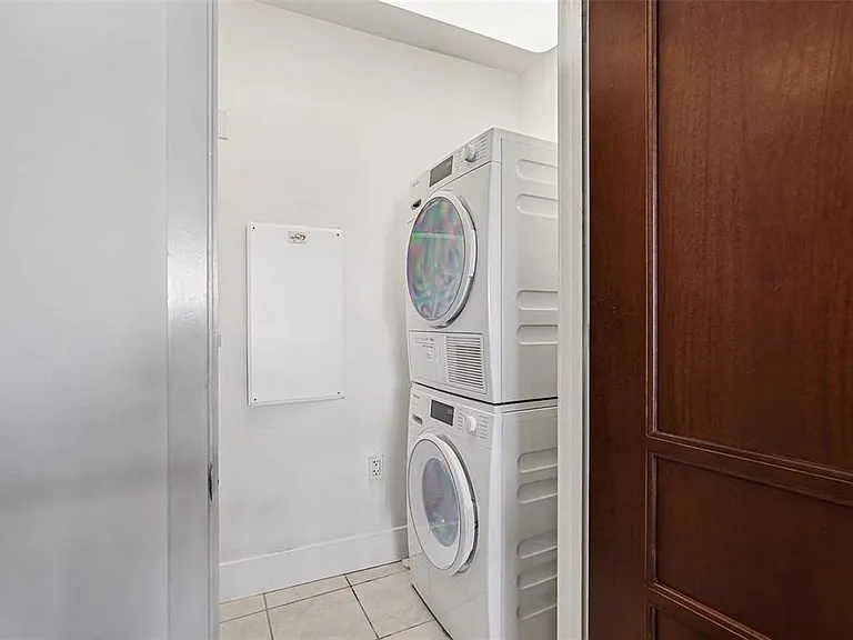 111 N 12th St #1507 — Photo 16