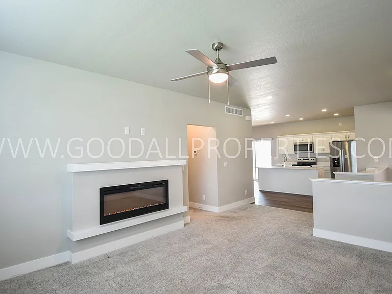 342 N Warrior Ln — Photo 3