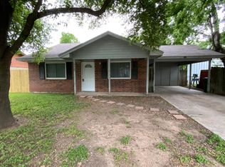 404 E 9th St, Cameron, TX 76520