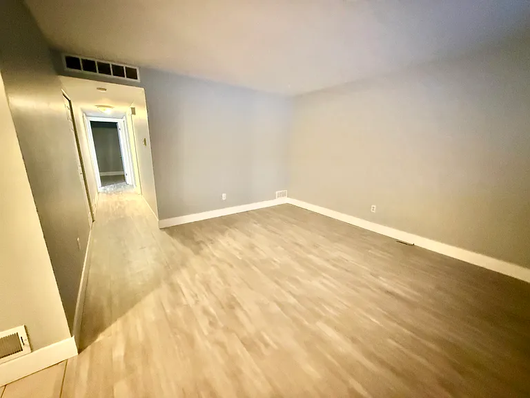 21156 Woodward St — Photo 4