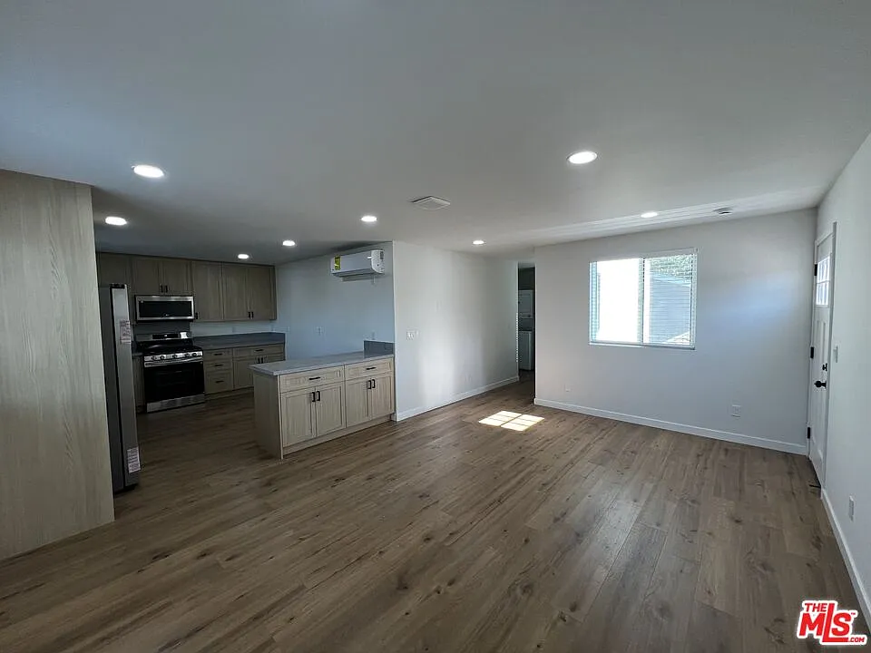 2 bed, 1.0 bath, 950 sqft, $2,950 — Photo 4