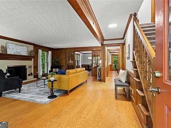 3rd image of 1052 Evelyn Ln SW