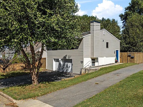 2nd image of 906 Jackson St