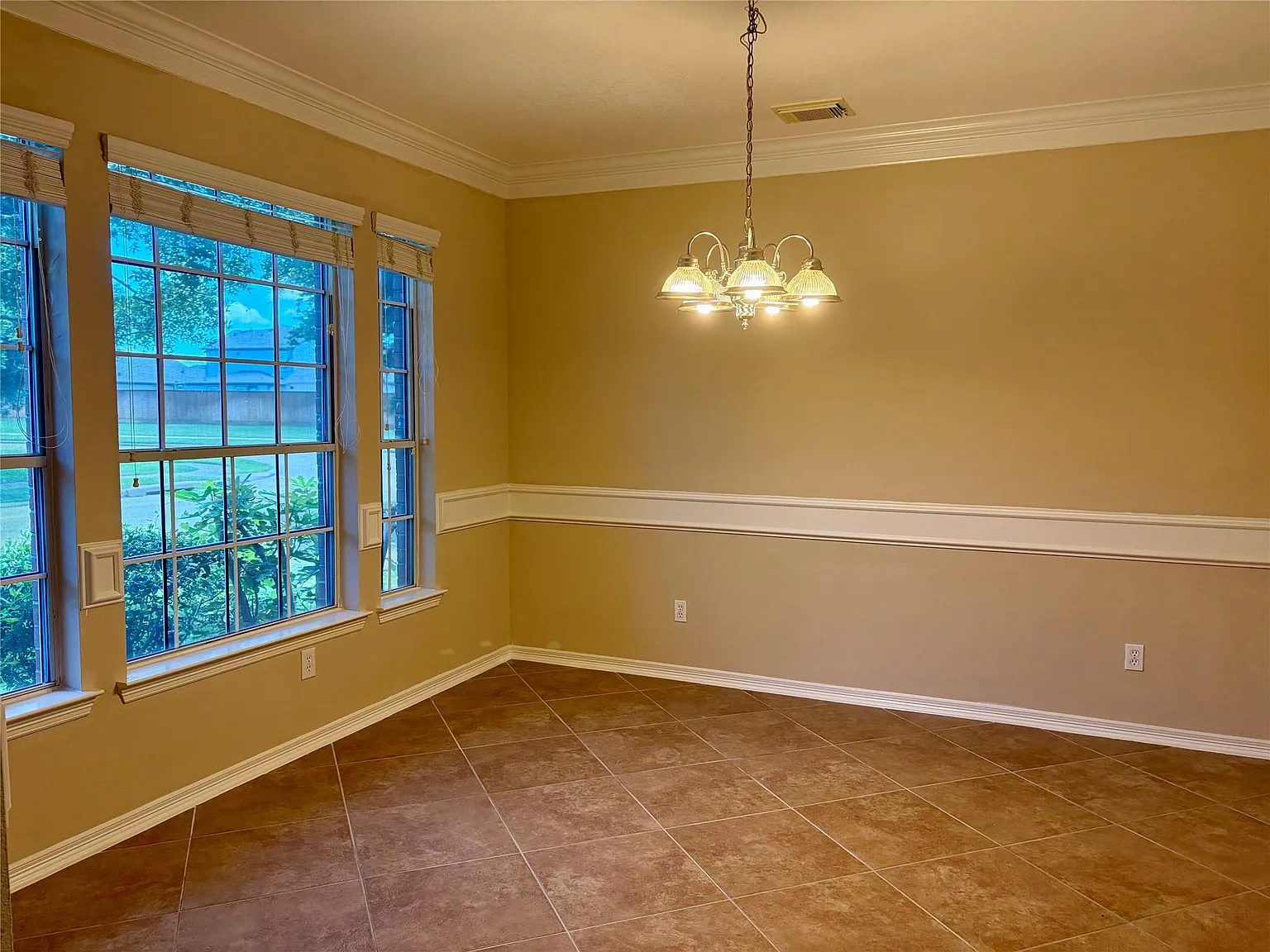 3 bed, 2.5 bath, 2314 sqft, $2,250 — Photo 3