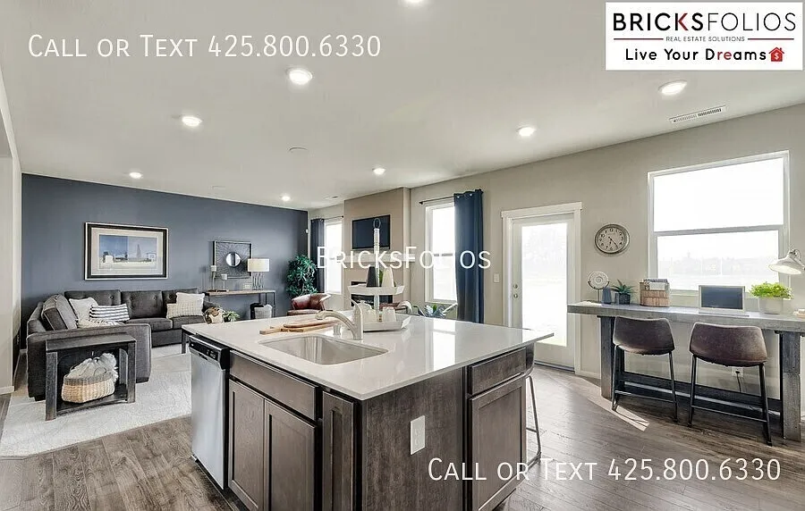 Gorgeous Home For Rent in Puyallup's Desirable Rainier Ridge! — Photo 2
