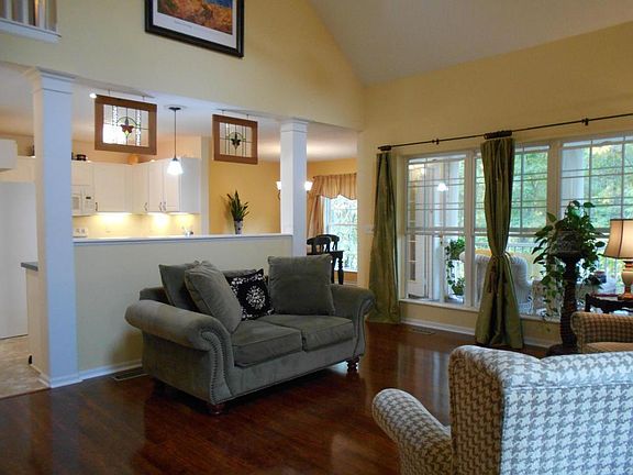 5th image of 372 Sycamore Woods Ln