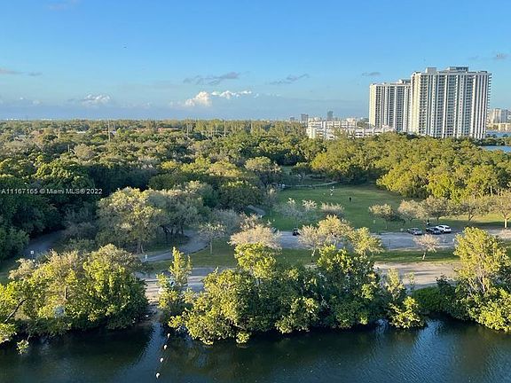 3rd image of 16385 Biscayne Blvd Unit 903