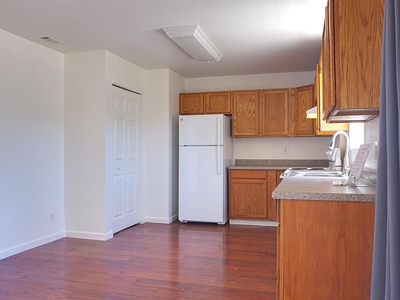 4th image of 27 Robinson Ave