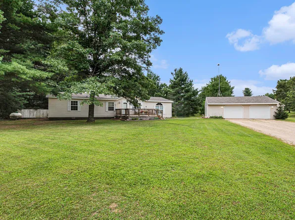 8828 E 80th St, Howard City, MI 49329