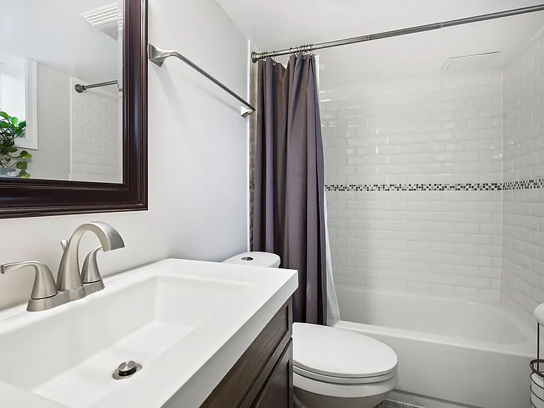 2410 S Dakota Ave NE — Photo 8