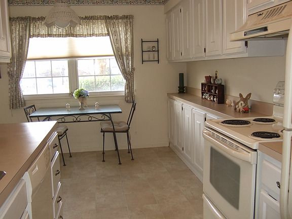 Eat-in Kitchen