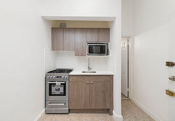 5th image of 340 W 48th St #1D