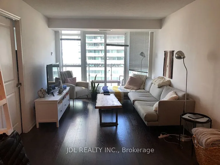 35 Bastion St #1610 — Photo 4