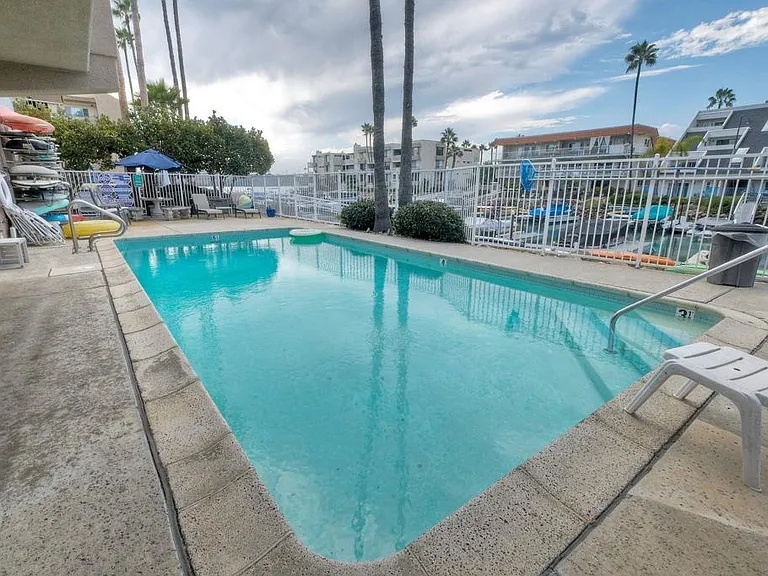 4705 Marina Dr #10 — Photo 33
