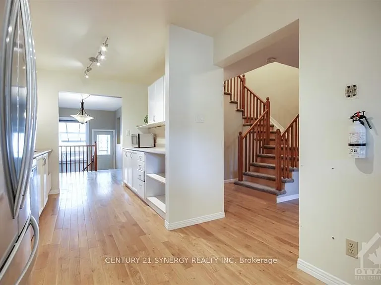 532 Pocono Cres — Photo 12