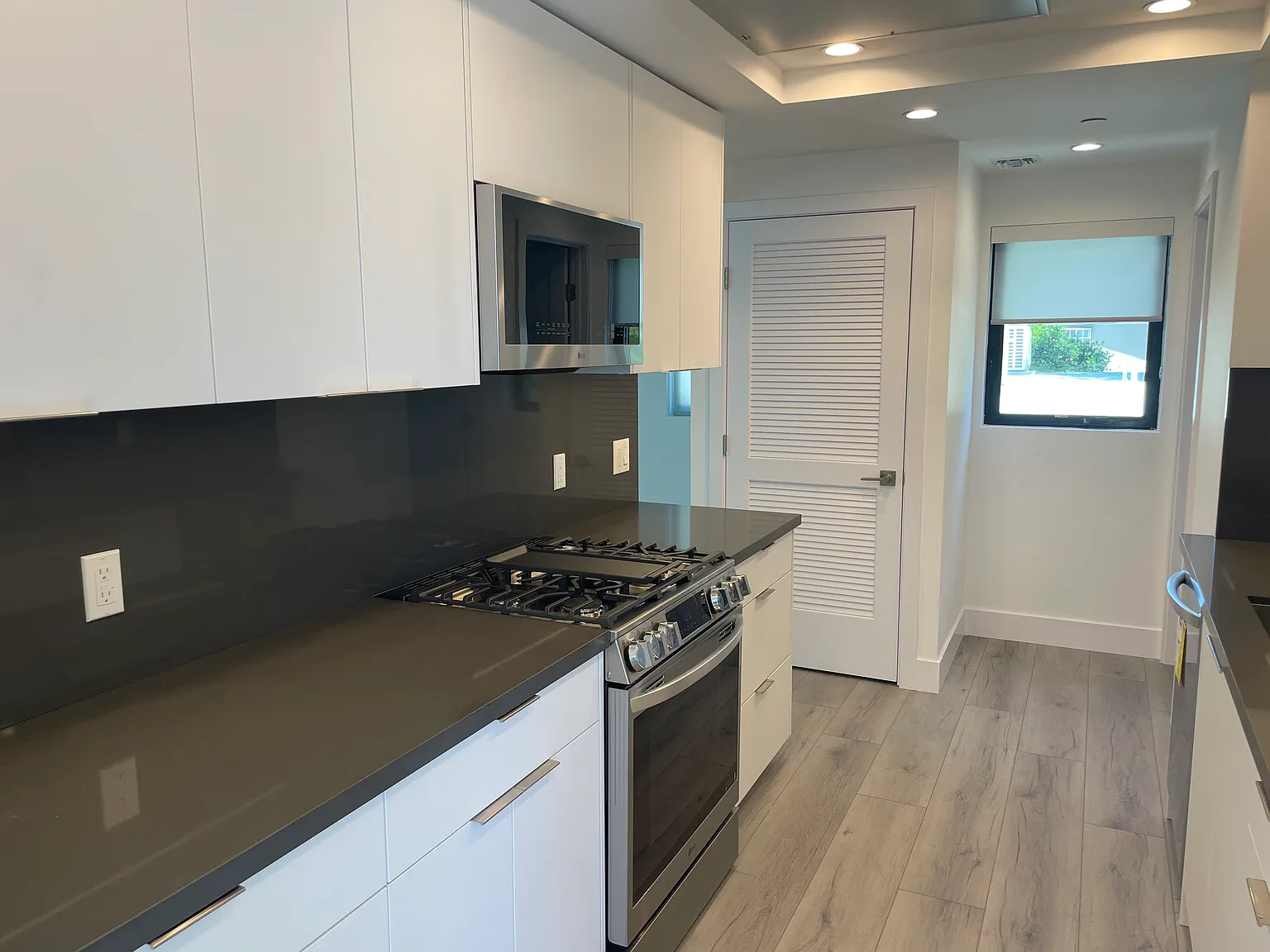 2 bed, 2.5 bath, 1200 sqft, $4,500 — Photo 3