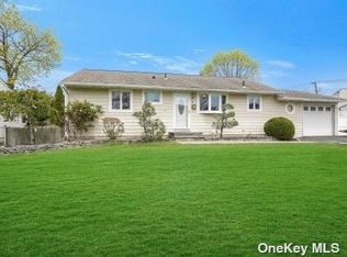 3 Richmond St, Islip, NY 11751