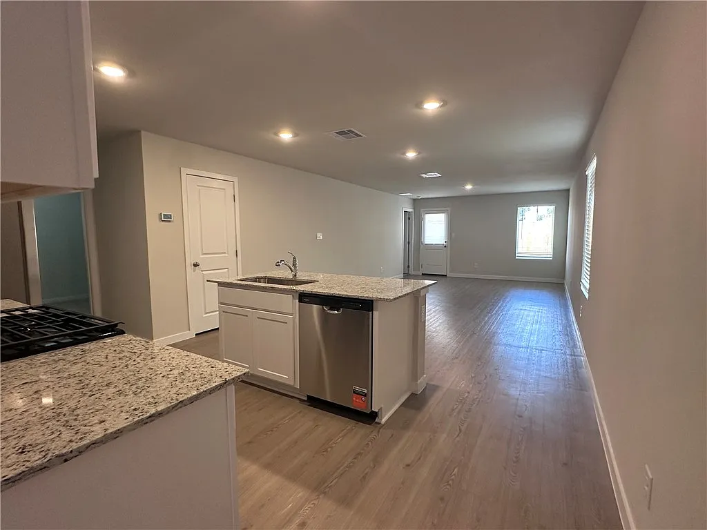 3 bed, 2.0 bath, 1430 sqft, $2,150 — Photo 2