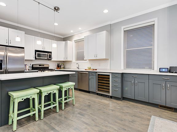 4th image of 939 N Wolcott Ave #1