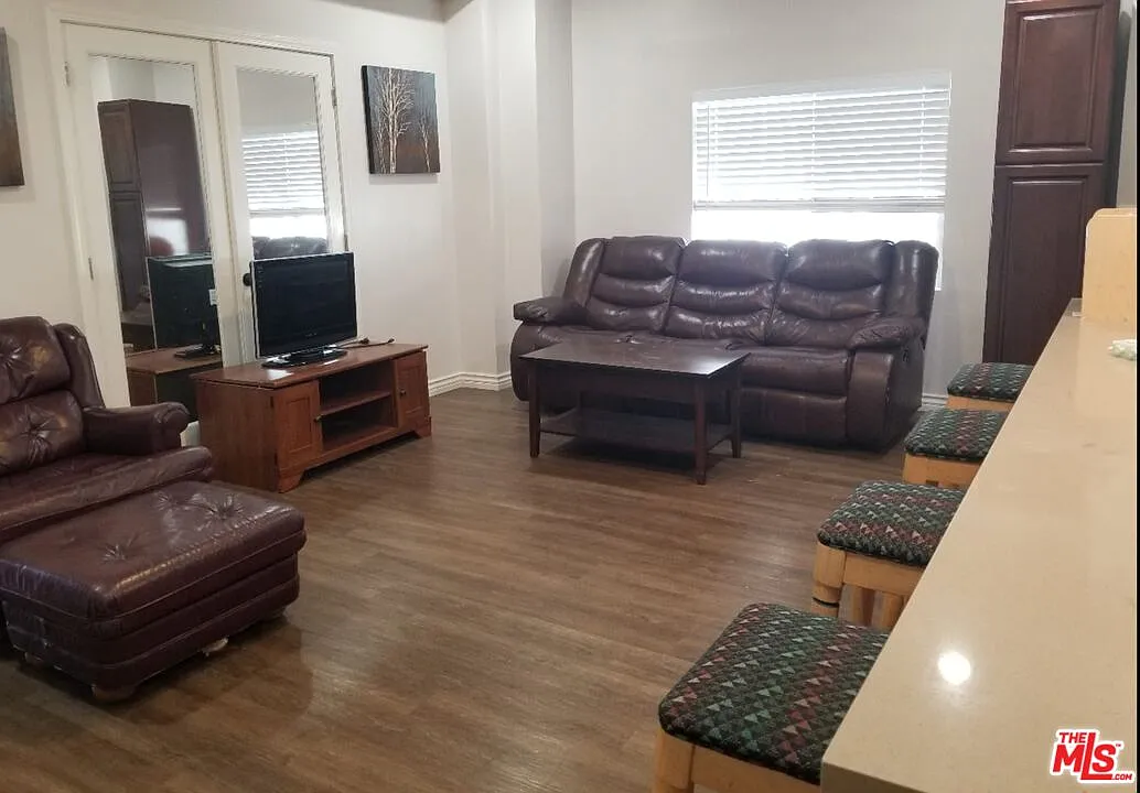 5 bed, 5.0 bath, 2720 sqft, $5,975 — Photo 4