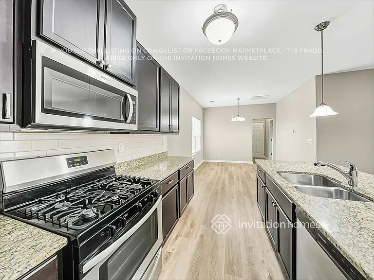 657 Armitage Way — Photo 13