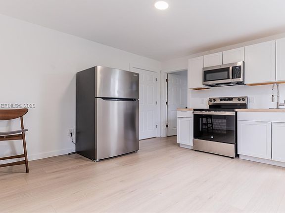 5th image of 709 SW 4th Ct #7