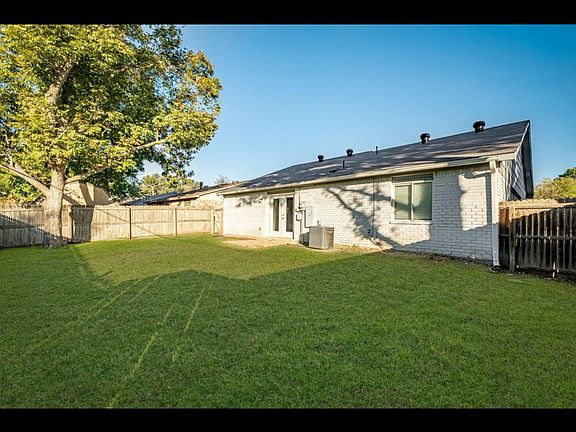2nd image of 806 Rolling Ridge Dr
