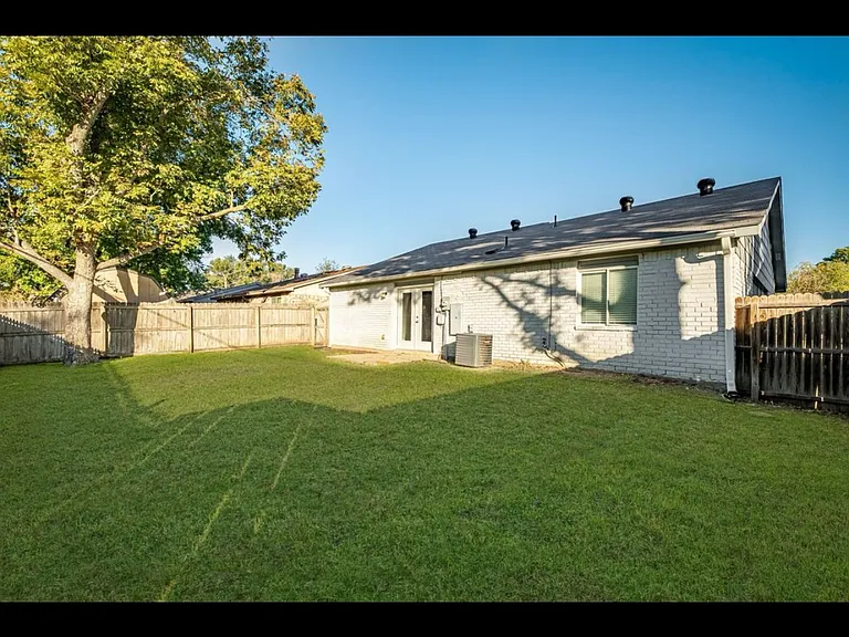 806 Rolling Ridge Dr — Photo 2