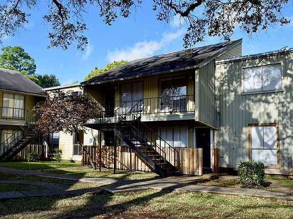 2nd image of 5625 Antoine Dr APT 901
