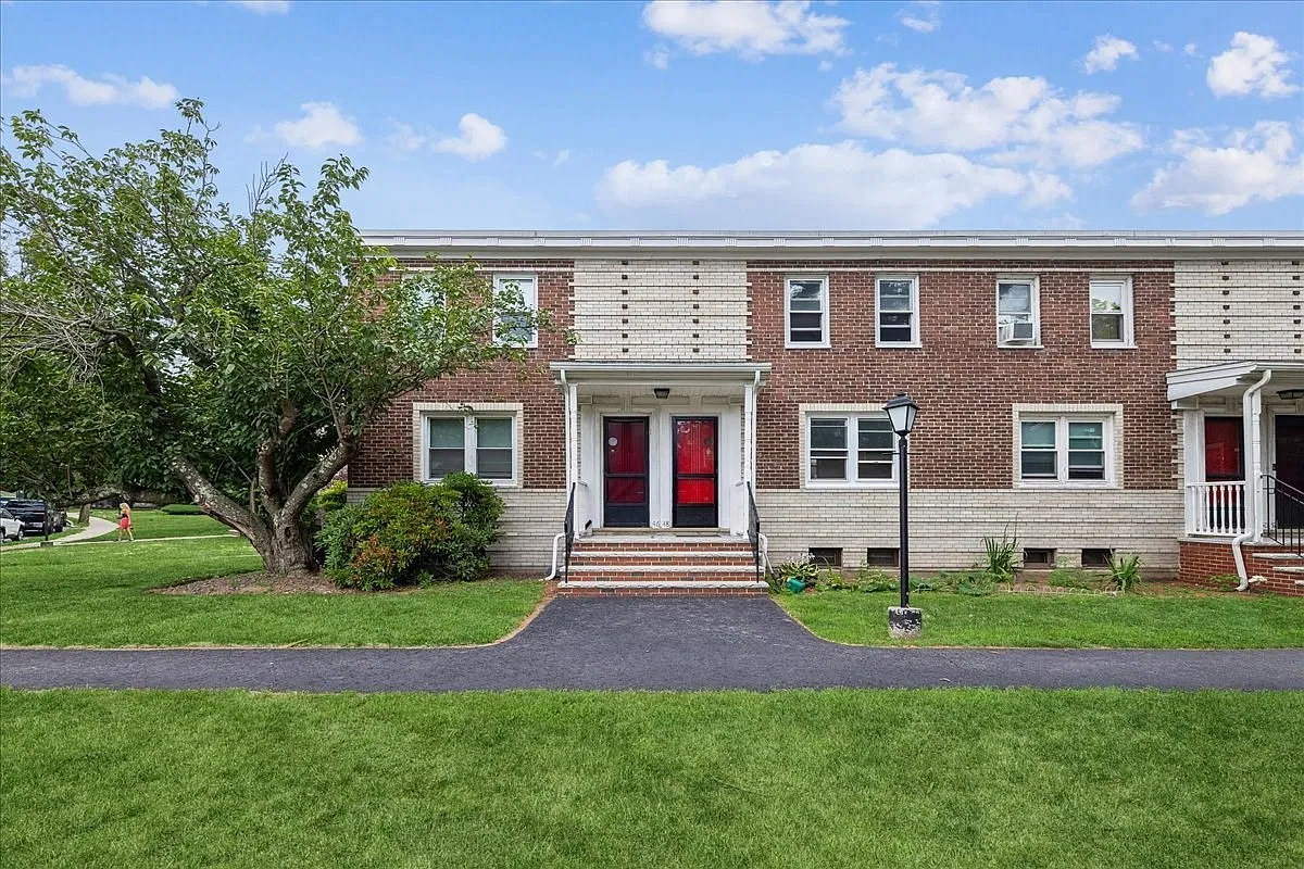 2 bed, 1.0 bath, 695 sqft, $2,600 — Photo 1
