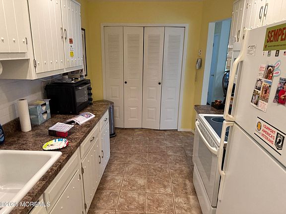 5th image of 147 Amberly Drive #C
