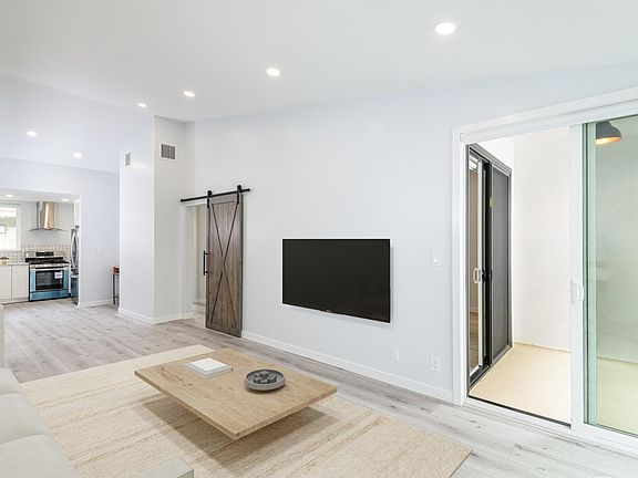 5th image of 932 7th St #10