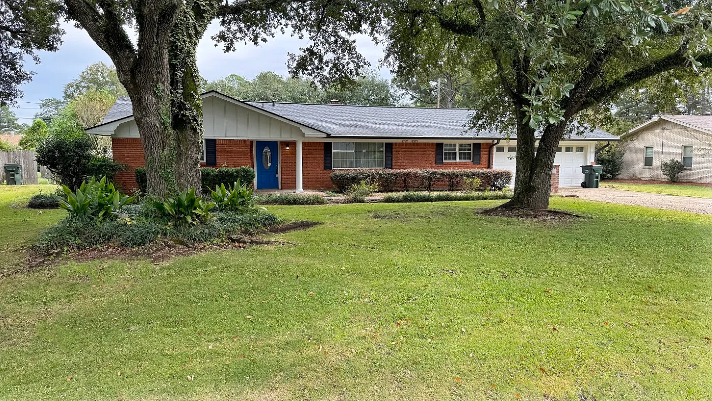 3 bed, 2380 sqft, $2,300 — Photo 2