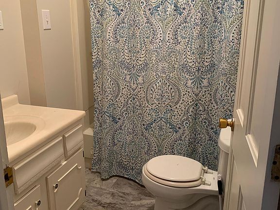1632a Franklin Avenue bathroom