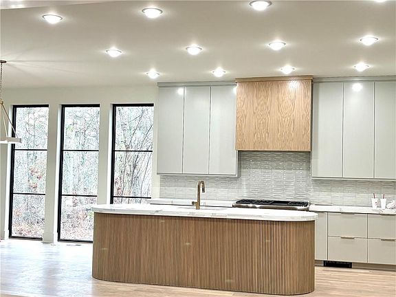 4th image of 174 Devore Rd